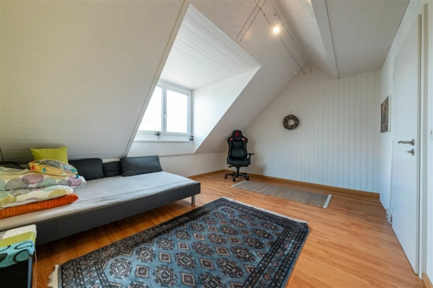 Maison mitoyenne avec jardin et emplacement idéal en ville - Photo 9 sur 13