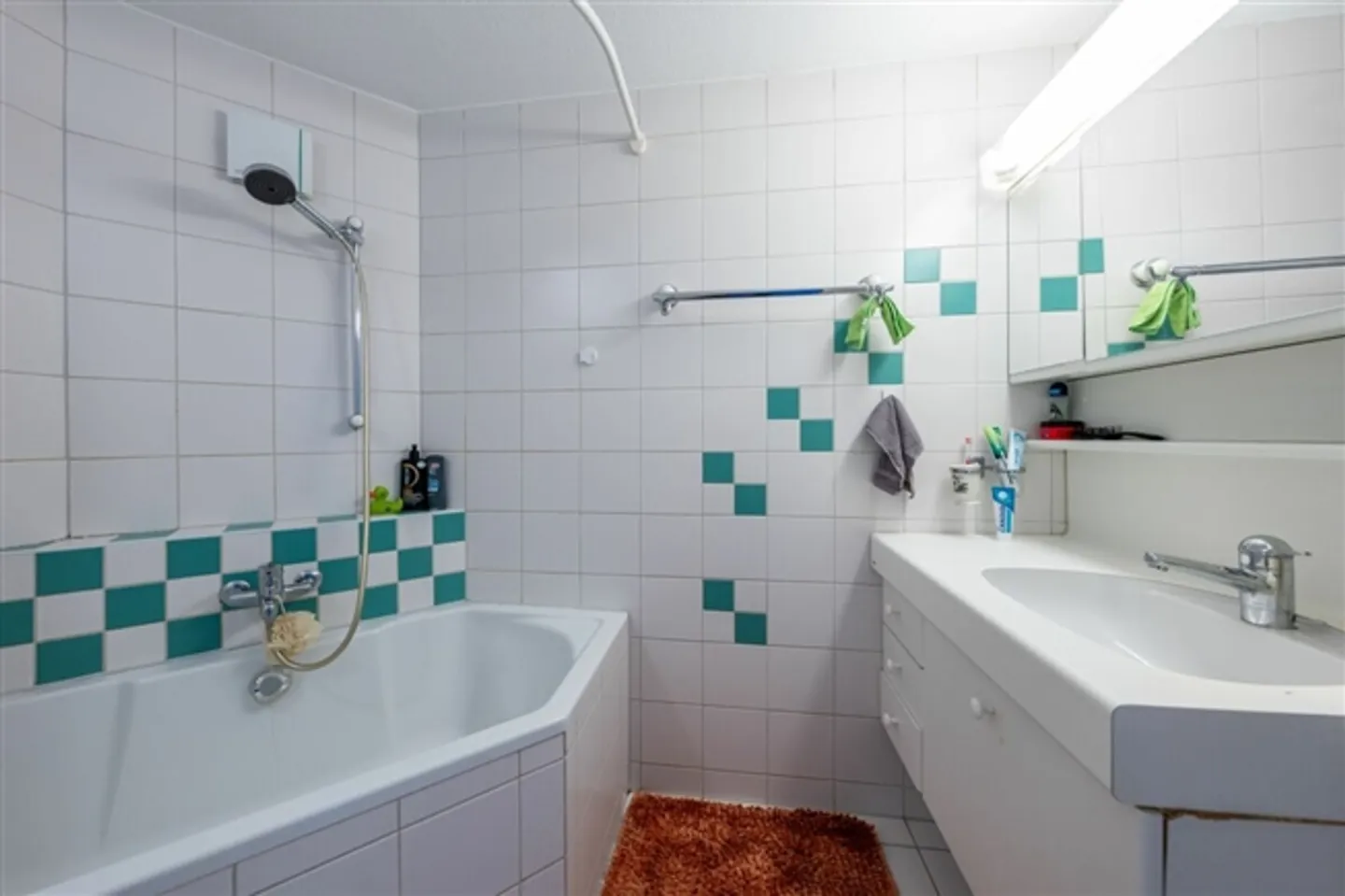 Maison mitoyenne avec jardin et emplacement idéal en ville - Photo 10 sur 13