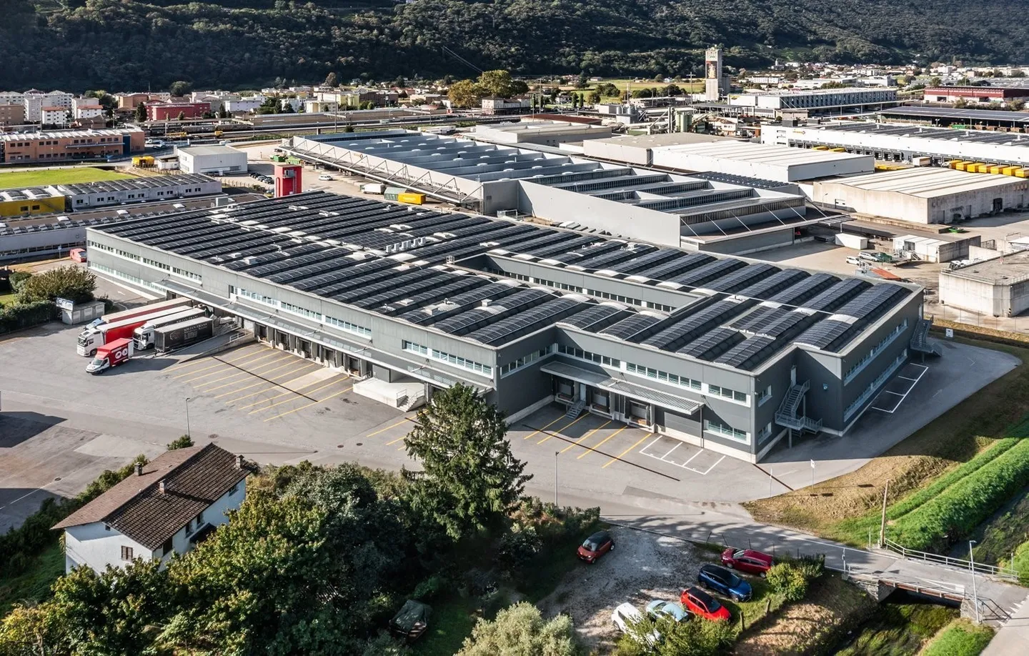 CADENAZZO -  Ampio magazzino/laboratorio di 3'260 mq in affitto a Cadenazzo. - Foto 1 di 24