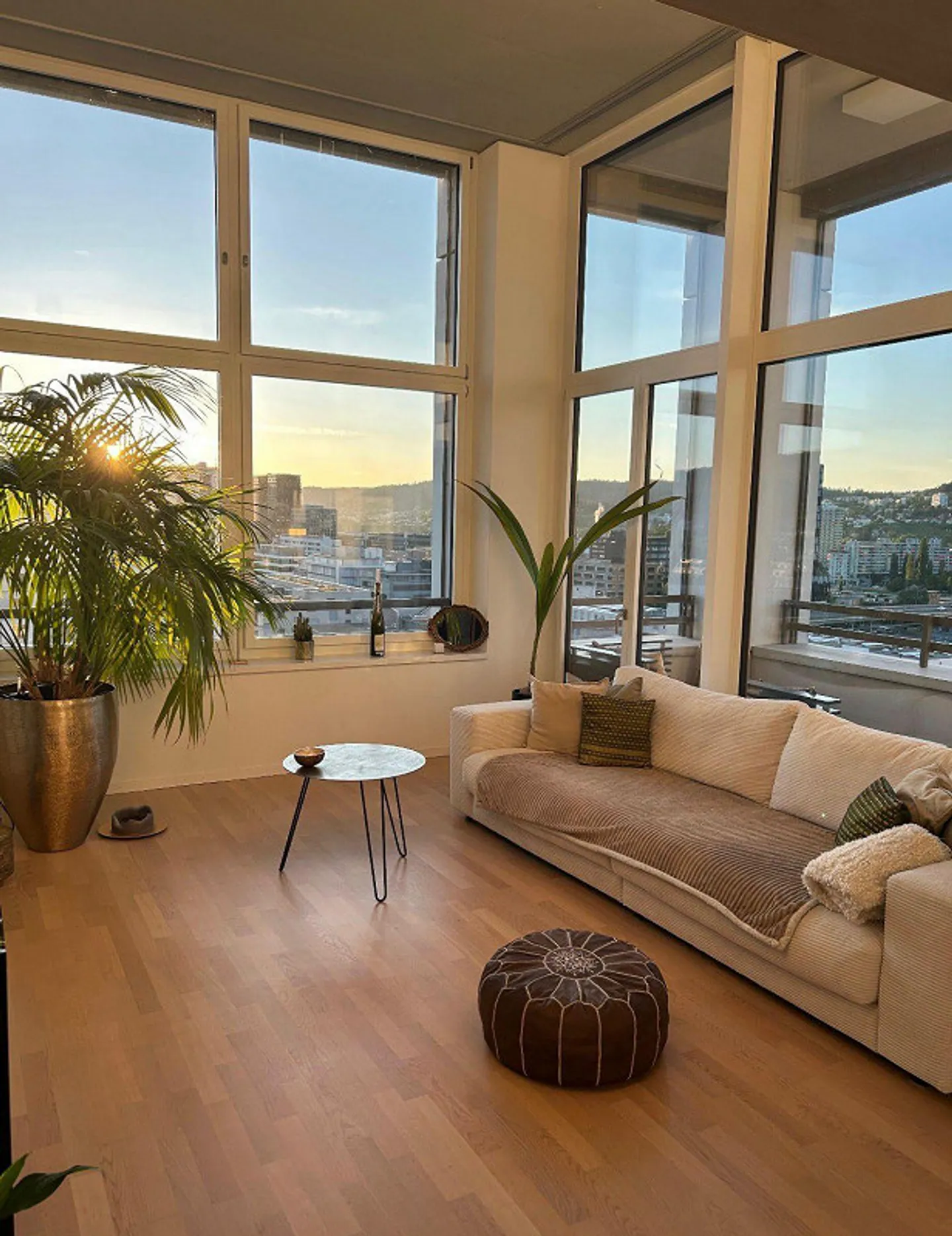 APPARTAMENTO ARREDATO 3.5 STANZE CON BALCONE & VISTA (13° PIANO) – TEMPORANEO - Foto 2 di 9