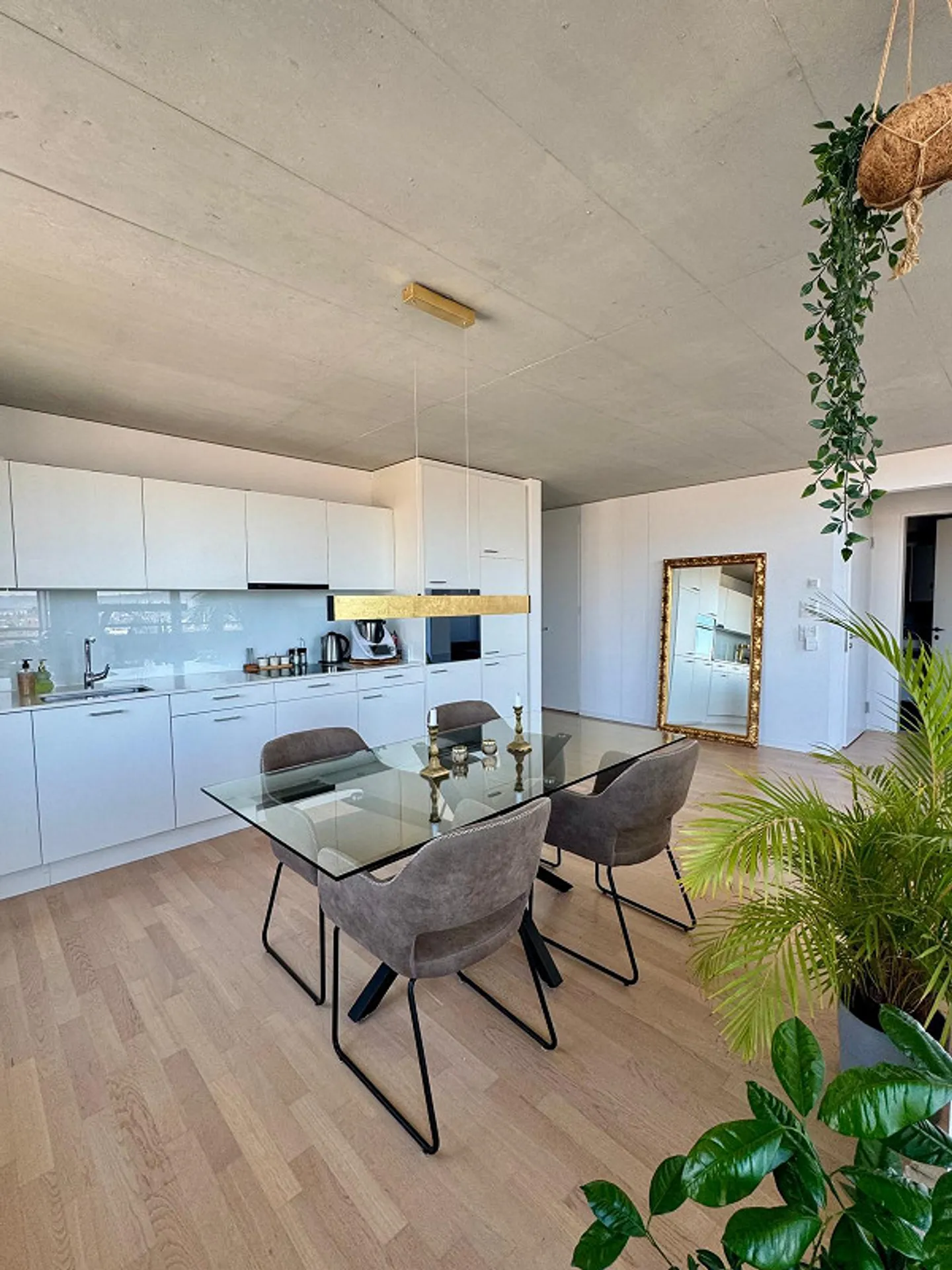 APPARTAMENTO ARREDATO 3.5 STANZE CON BALCONE & VISTA (13° PIANO) – TEMPORANEO - Foto 3 di 9