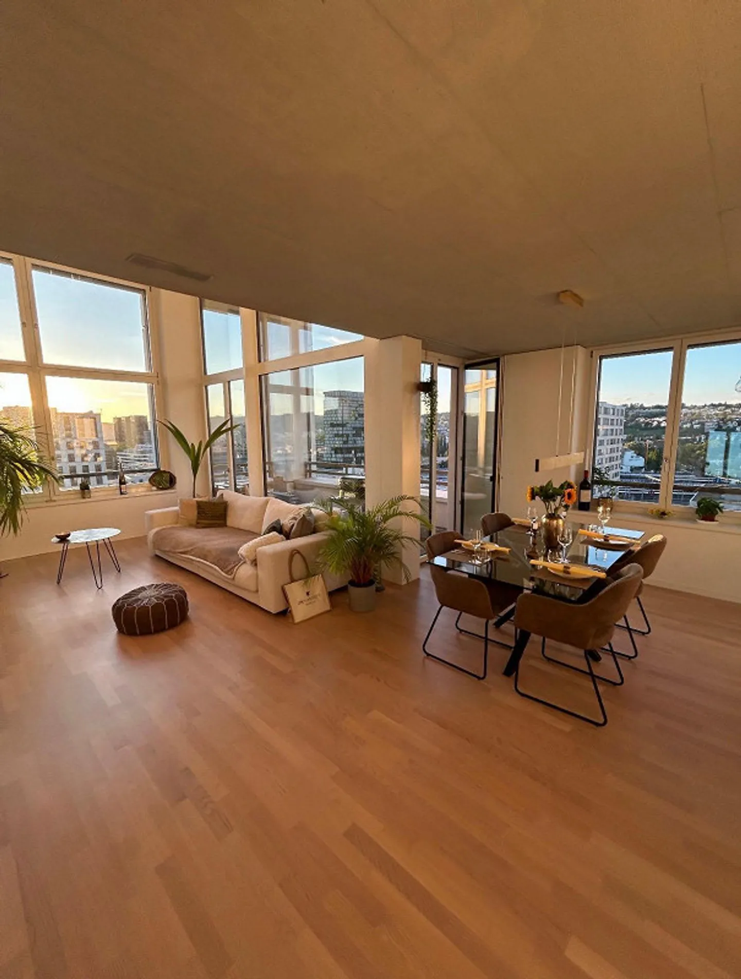 APPARTAMENTO ARREDATO 3.5 STANZE CON BALCONE & VISTA (13° PIANO) – TEMPORANEO - Foto 1 di 9