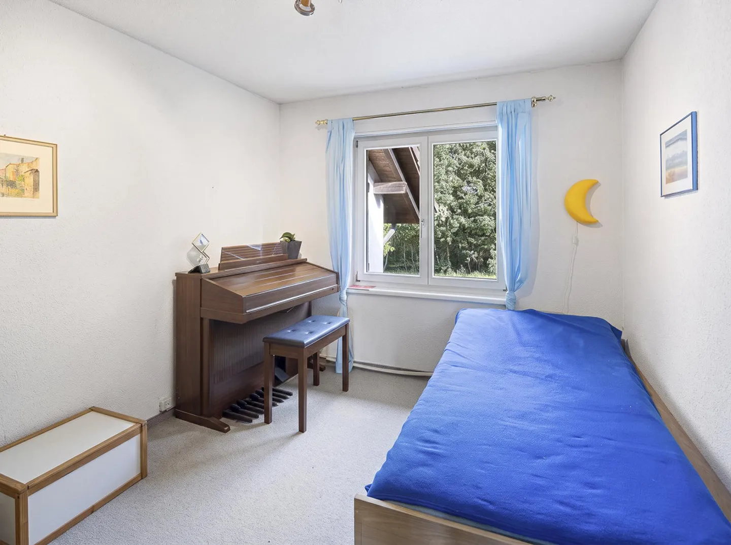 Family Oasis in an Attractive Residential Area with Two Extra Rooms - Photo 8 of 14