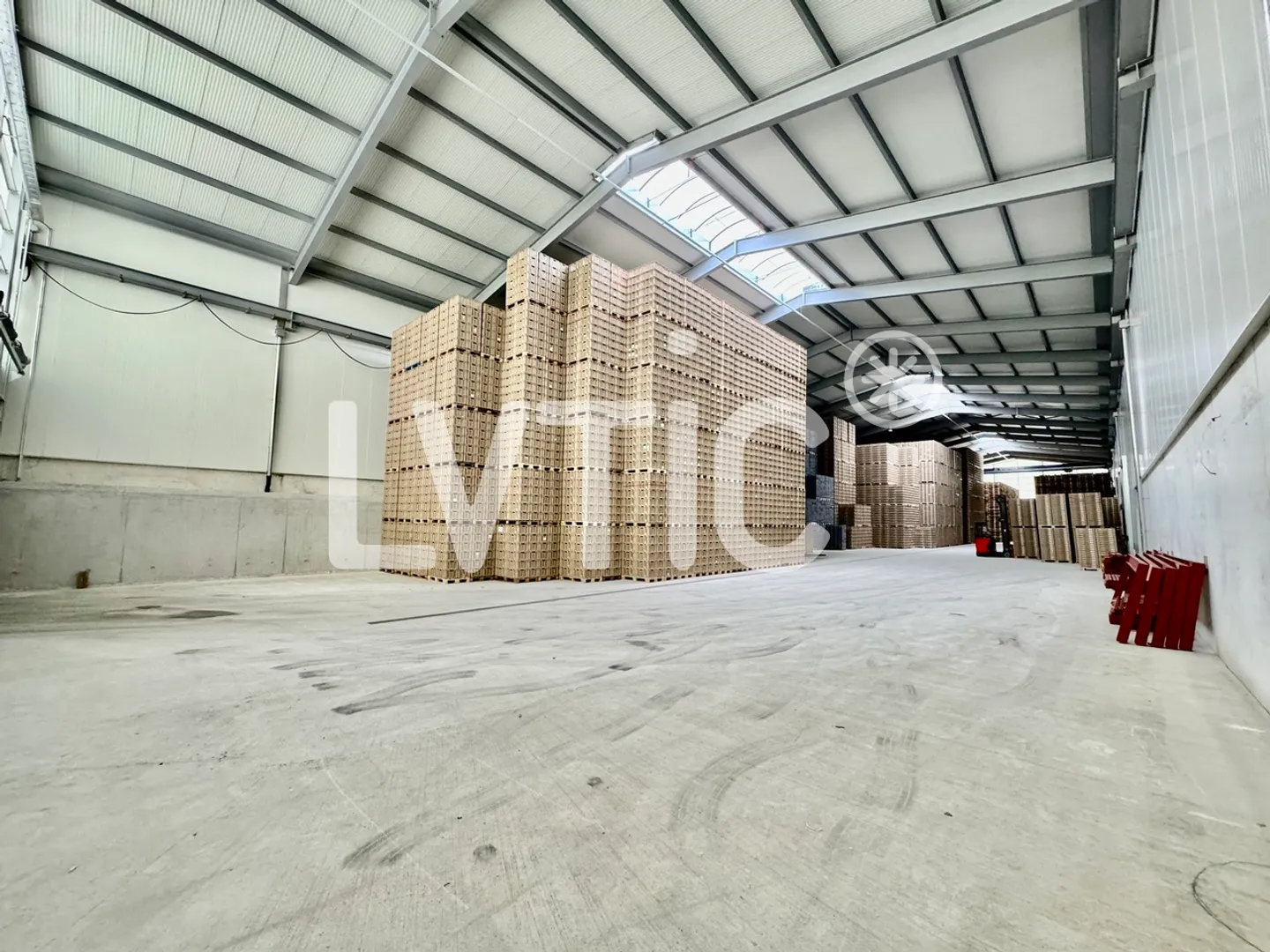 1300 m2 divisible industrial hall for rent in Payerne - Photo 3 of 7