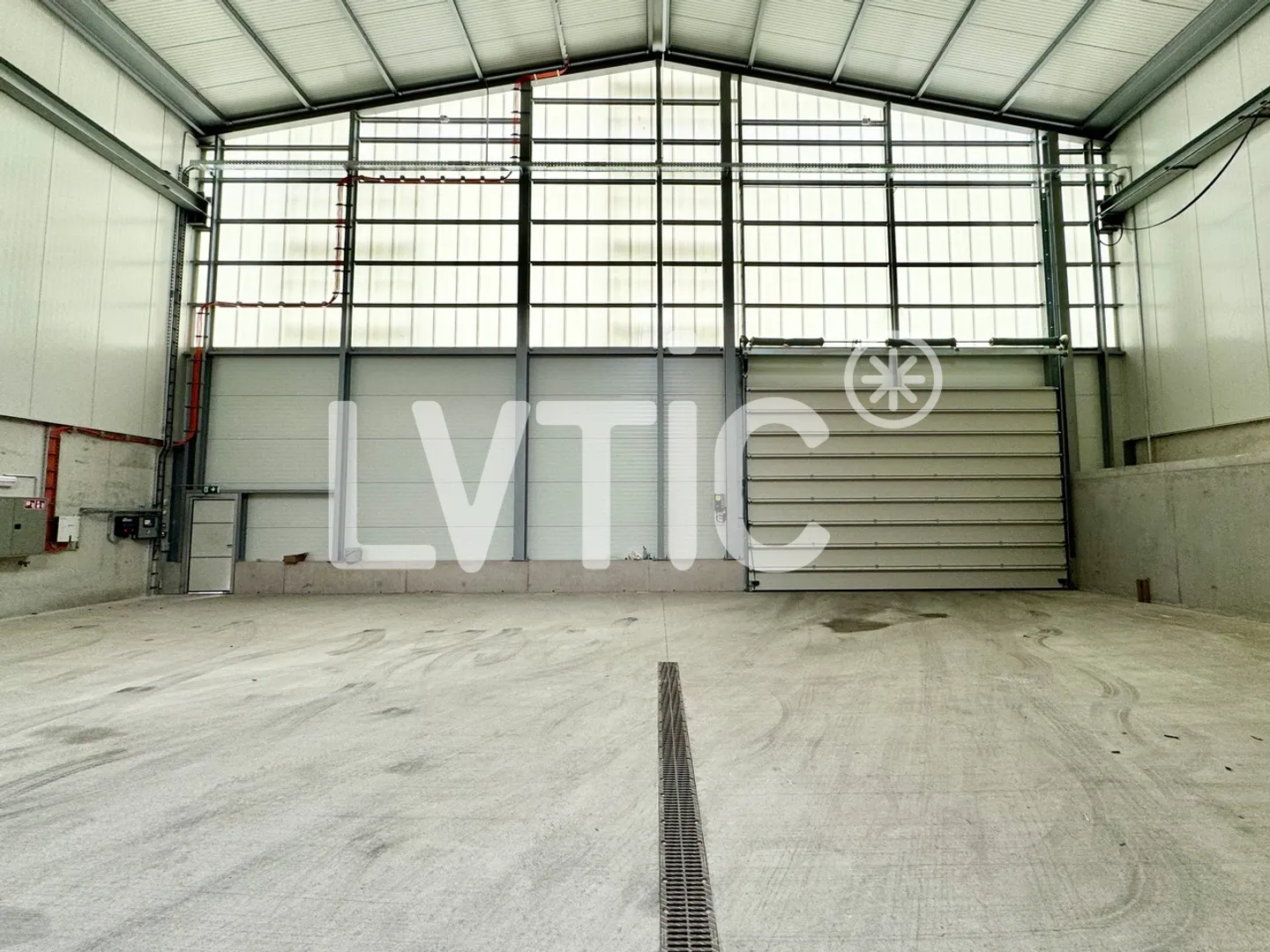 1300 m2 divisible industrial hall for rent in Payerne - Photo 4 of 7