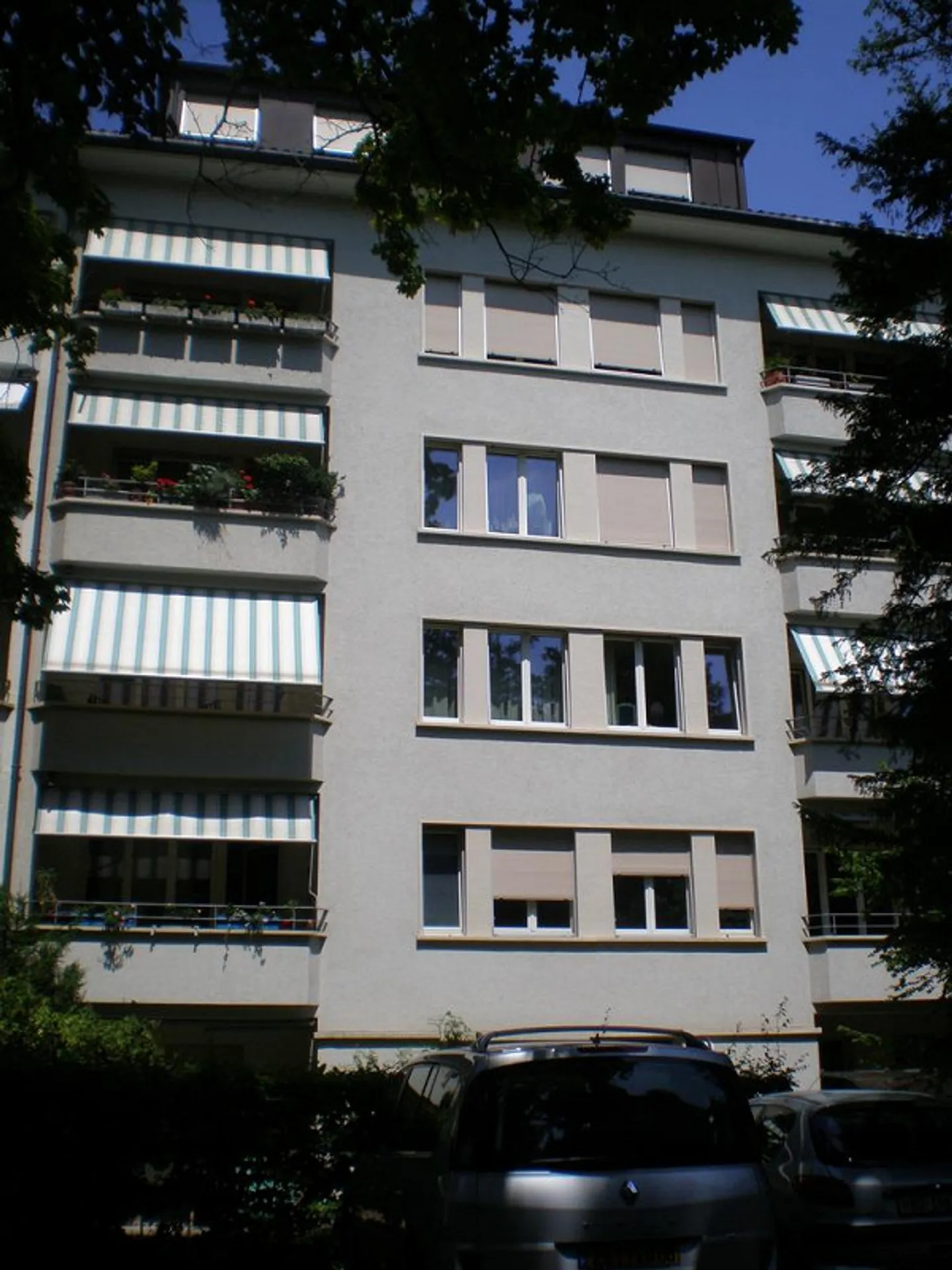 Spacious Living in the St. Alban District! - Photo 2 of 7