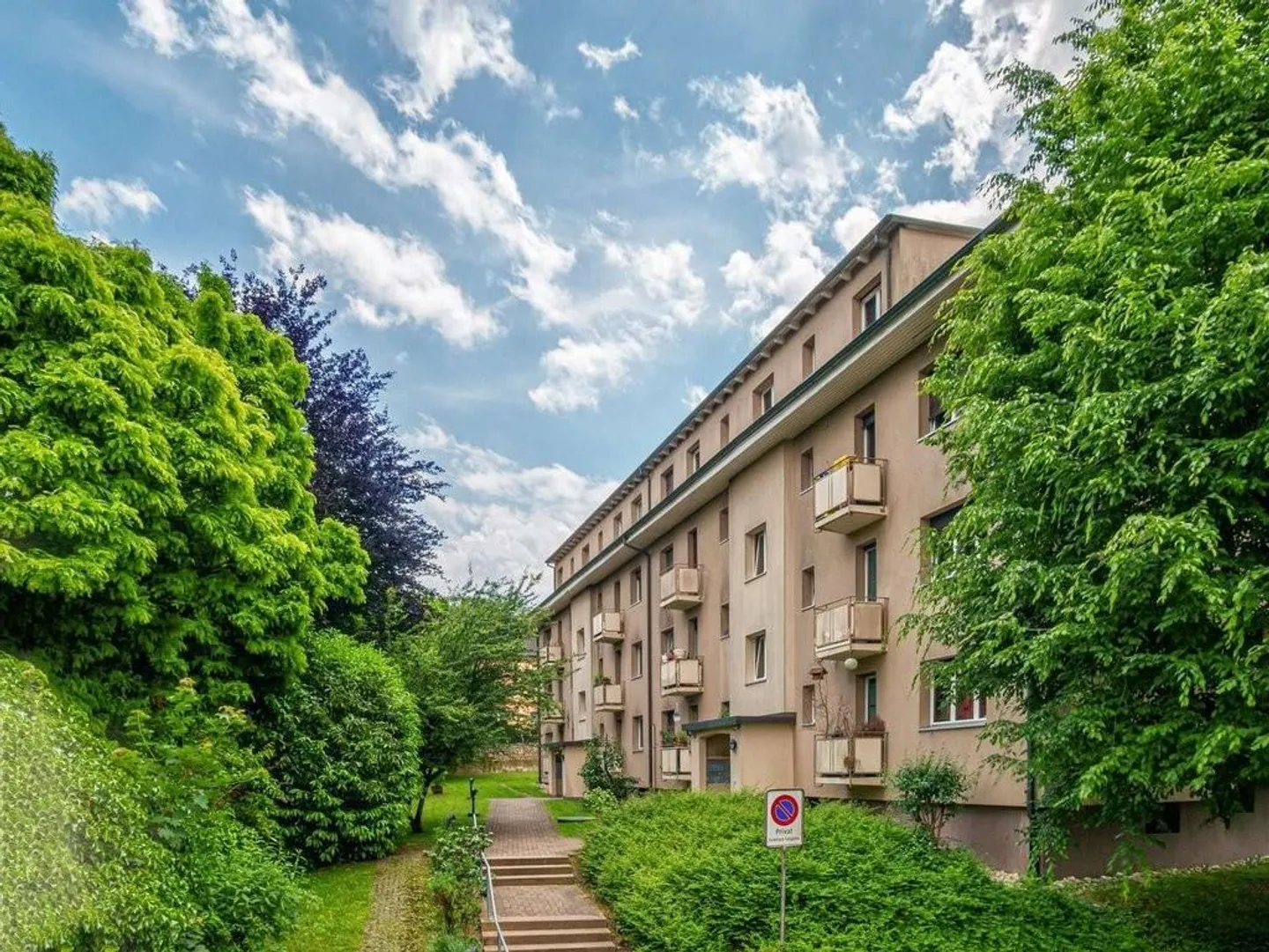 Piccolo edificio multifamiliare nel verde - Foto 1 di 7