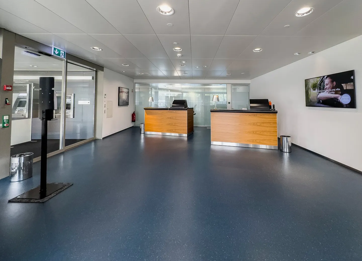 Edificio commerciale e per uffici centrale - Foto 2 di 9