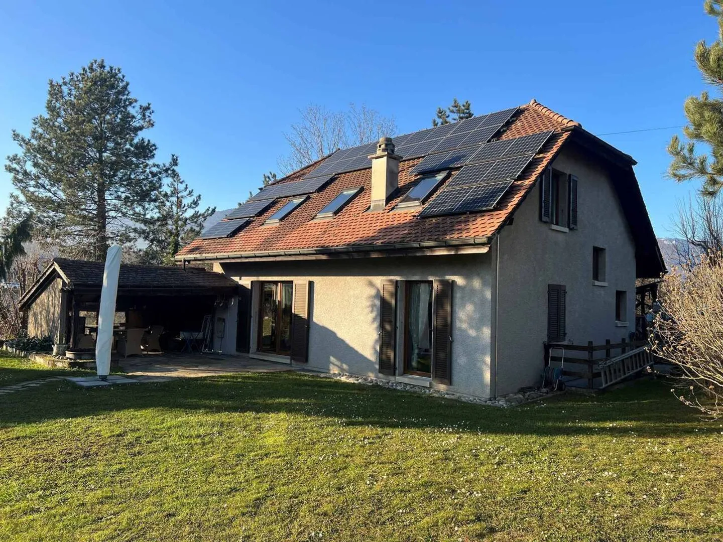 Wunderschöne Einfamilienvilla mit großem, vollständig eingezäuntem Garten - Foto 1 von 8