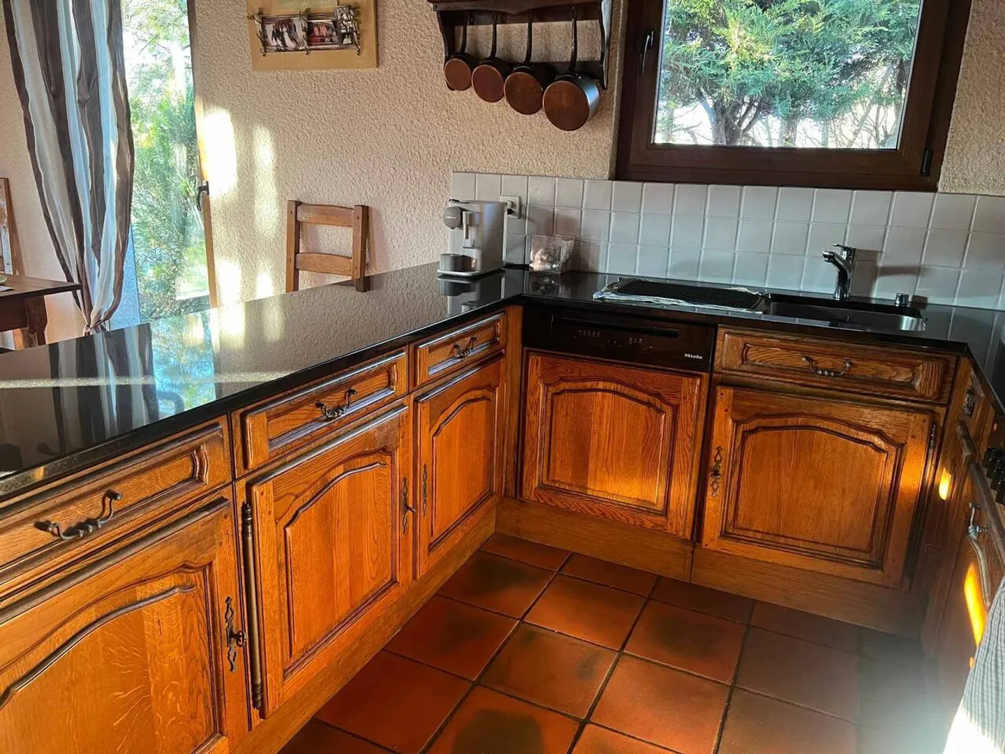 Wunderschöne Einfamilienvilla mit großem, vollständig eingezäuntem Garten - Foto 2 von 8