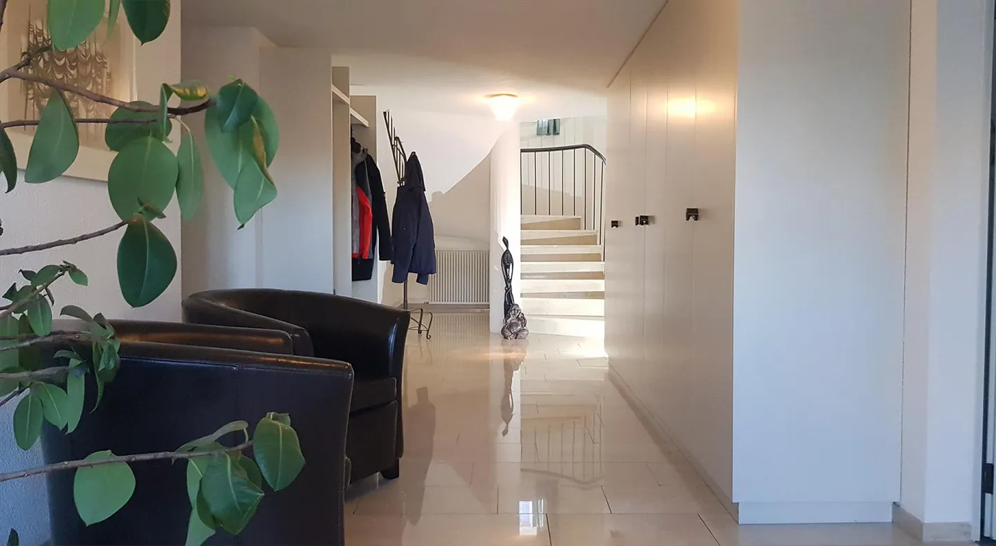 NEUER PREIS! Modernes 6.5-Zimmer-Einfamilienhaus mit Einliegerbüro - Foto 6 von 9