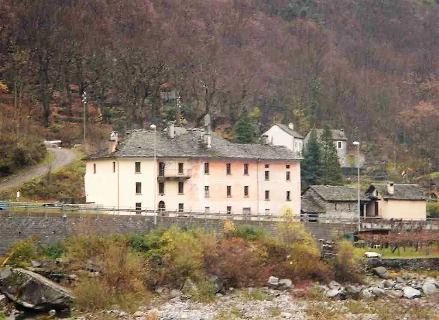 Grande casa di 12 camere da ristrutturare - Foto 2 di 12