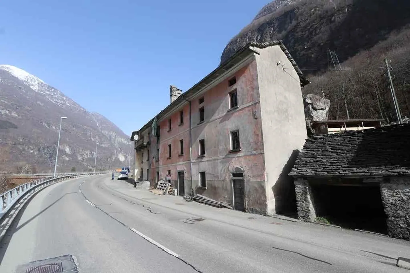 Grande casa di 12 camere da ristrutturare - Foto 4 di 12