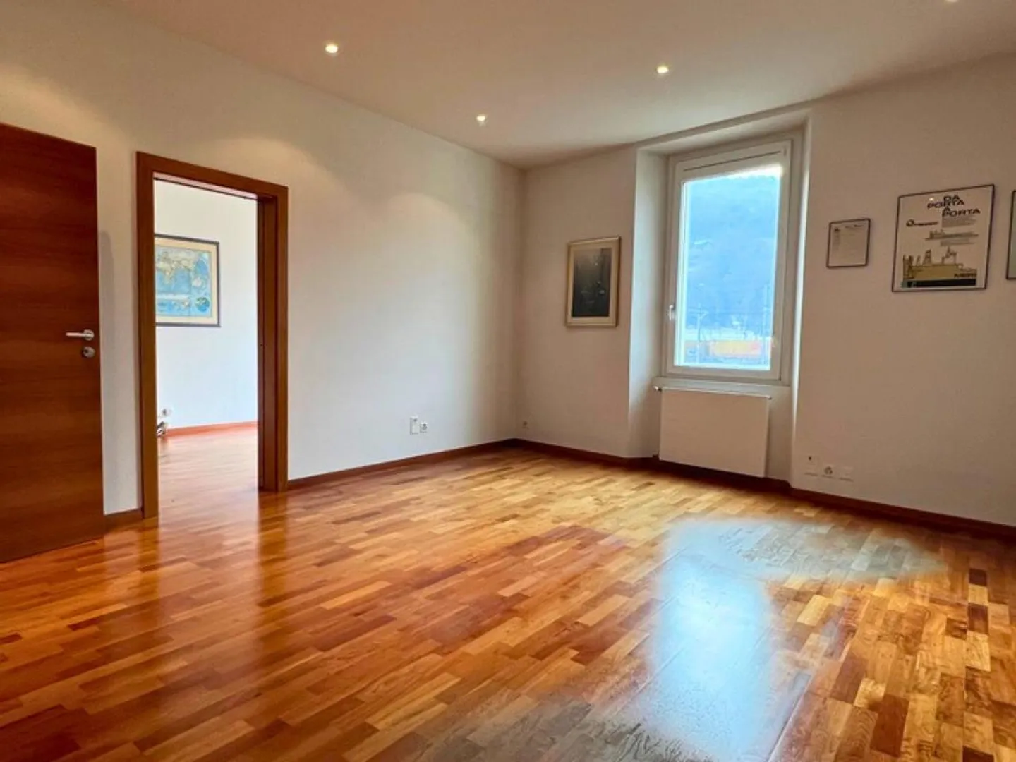 Vendesi elegante appartamento in centro Chiasso adibito a uffici - Foto 1 di 10