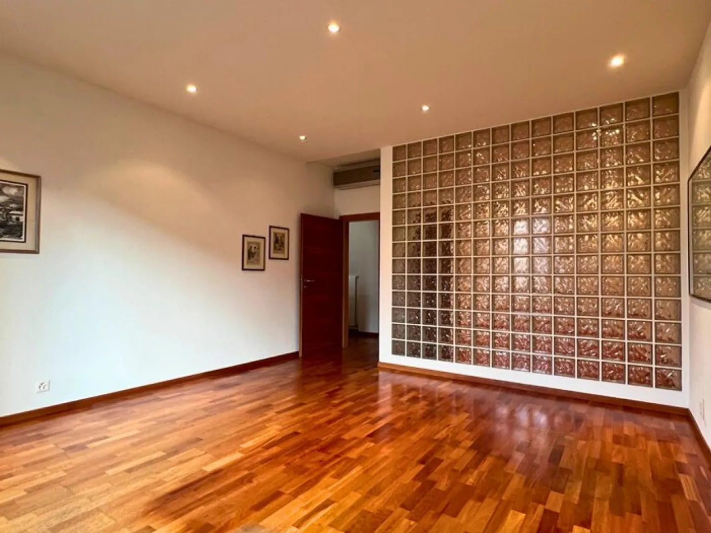 Vendesi elegante appartamento in centro Chiasso adibito a uffici - Foto 2 di 10