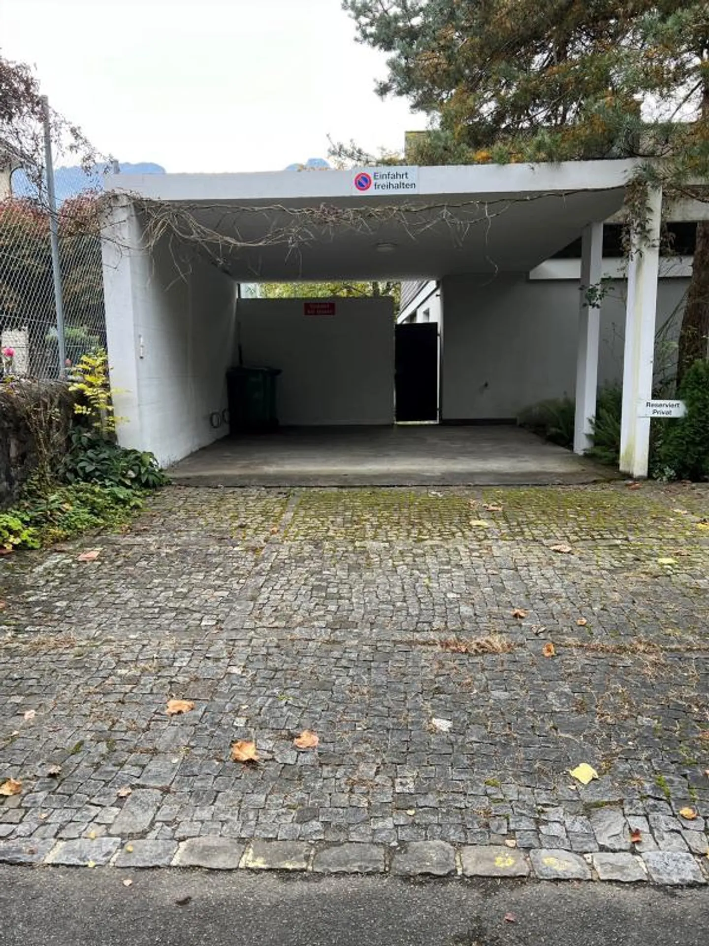 Parking spaces for rent in a central location - Photo 3 of 5