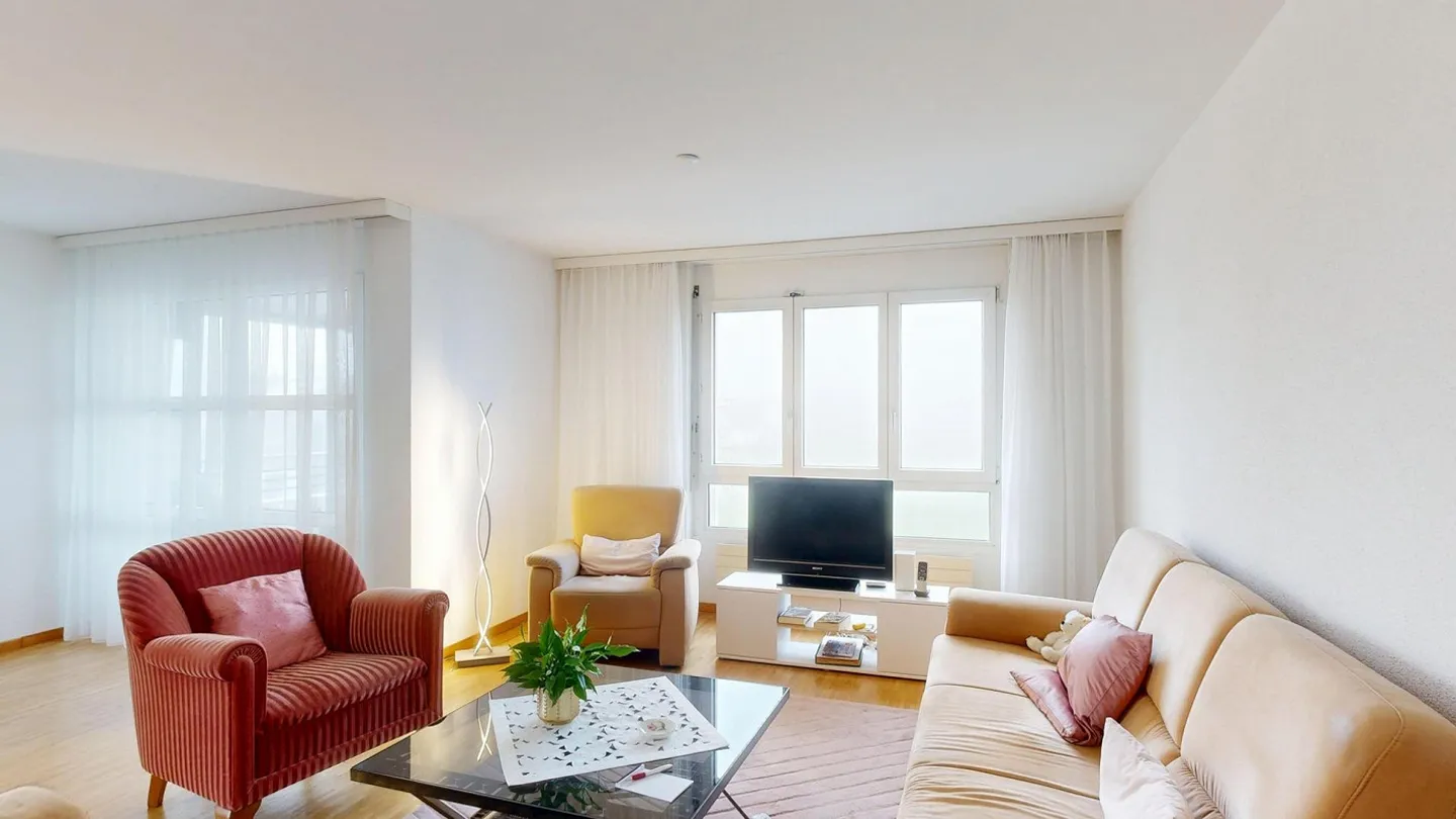 Beautiful 3.5 Room Garden Apartment in a Quiet Neighborhood - Photo 3 of 7