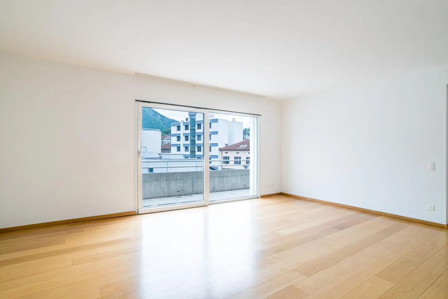 ZONE PIÉTONNE DE CHIASSO PENTHOUSE ÉLÉGANT AVEC TERRASSE ENSOLEILLÉE ET PLACE DE PARKING - Photo 5 sur 16