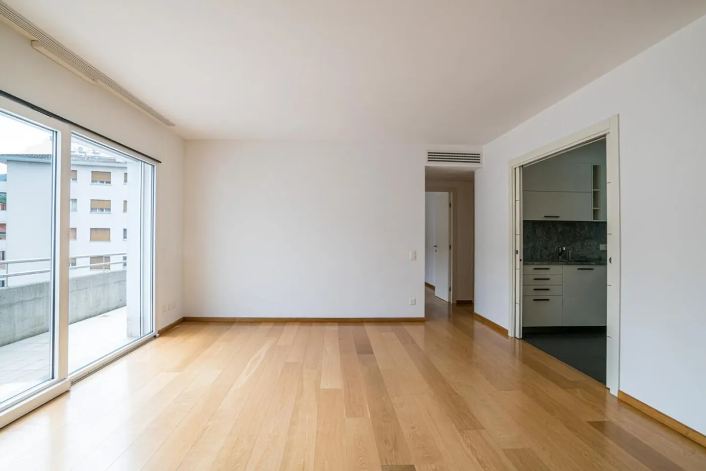 ZONE PIÉTONNE DE CHIASSO PENTHOUSE ÉLÉGANT AVEC TERRASSE ENSOLEILLÉE ET PLACE DE PARKING - Photo 6 sur 16
