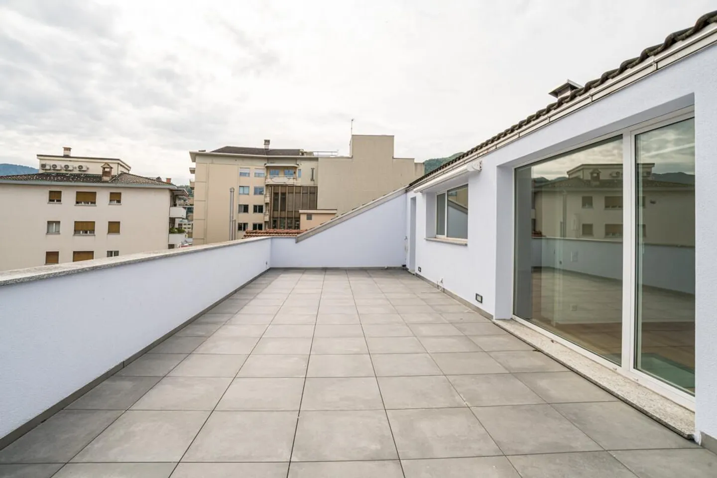 ZONE PIÉTONNE DE CHIASSO PENTHOUSE ÉLÉGANT AVEC TERRASSE ENSOLEILLÉE ET PLACE DE PARKING - Photo 12 sur 16