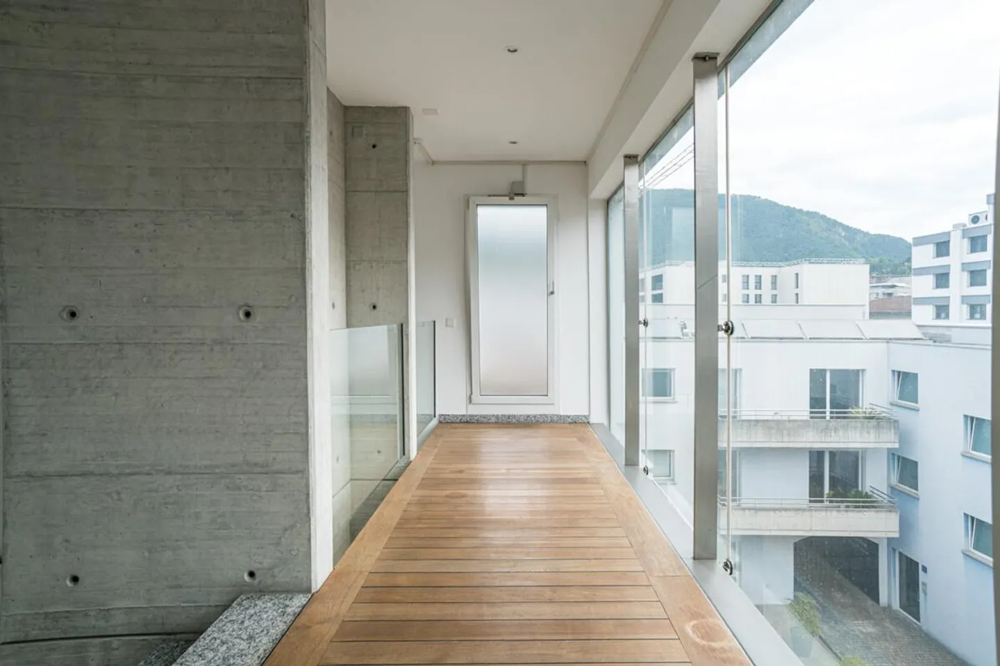 ZONE PIÉTONNE DE CHIASSO PENTHOUSE ÉLÉGANT AVEC TERRASSE ENSOLEILLÉE ET PLACE DE PARKING - Photo 13 sur 16