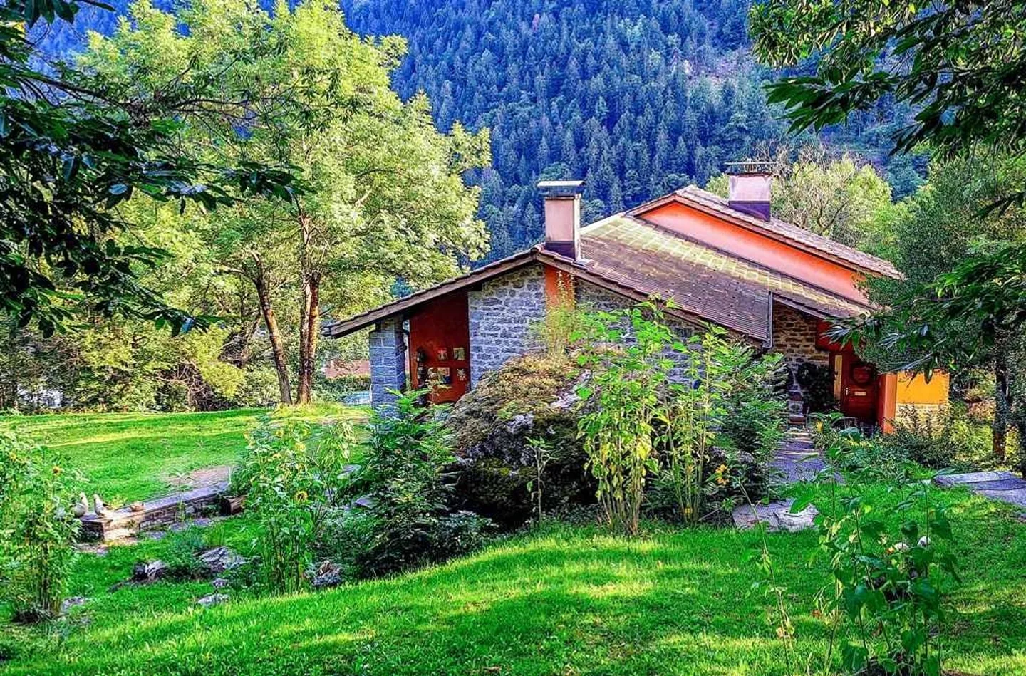 Casa bifamiliare con grande terrene edificabile in posizione isolata - Foto 1 di 19