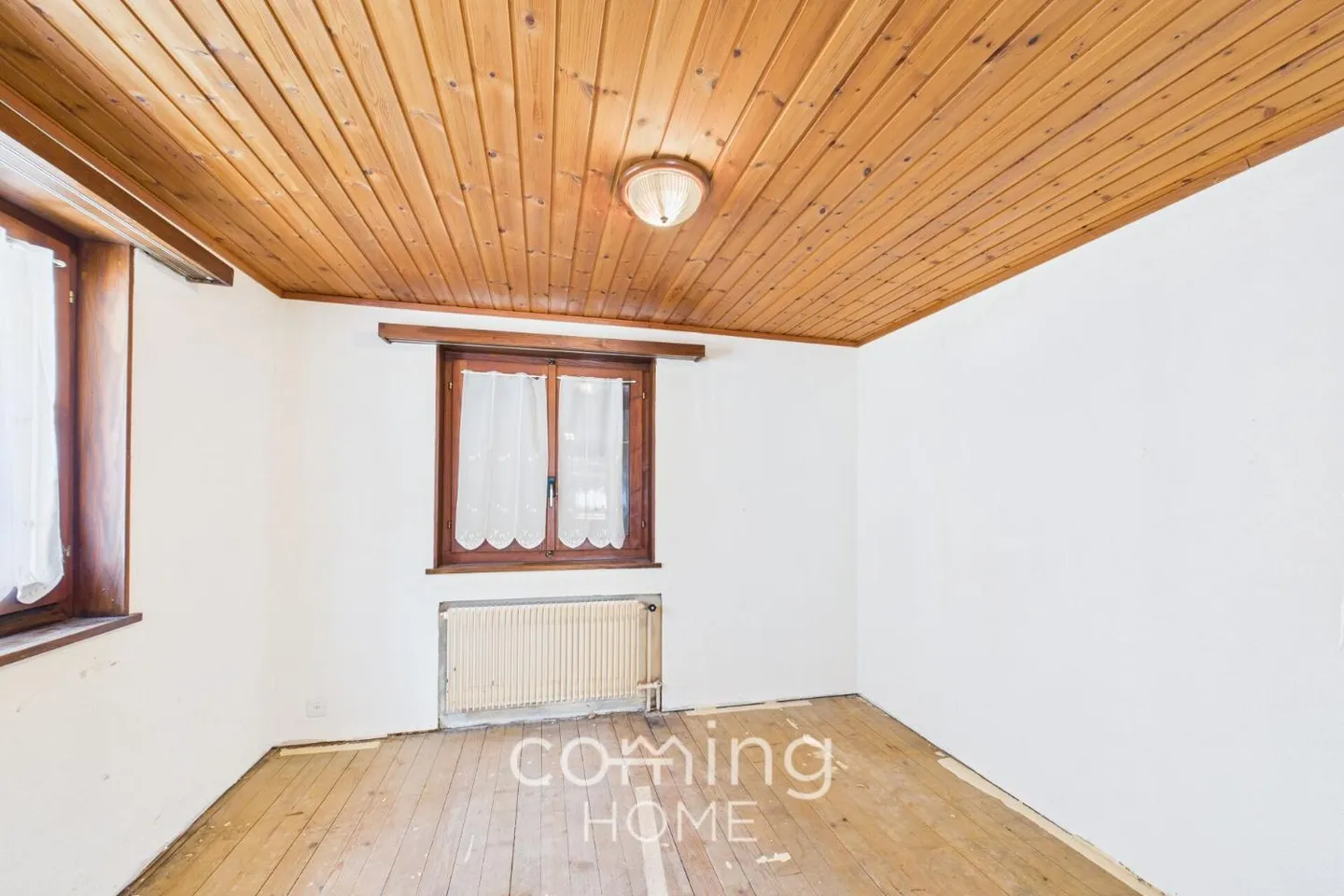 Appartement de 2,5 pièces avec une chambre supplémentaire et beaucoup de potentiel de personnalisation à Saas-Balen - Photo 2 sur 9