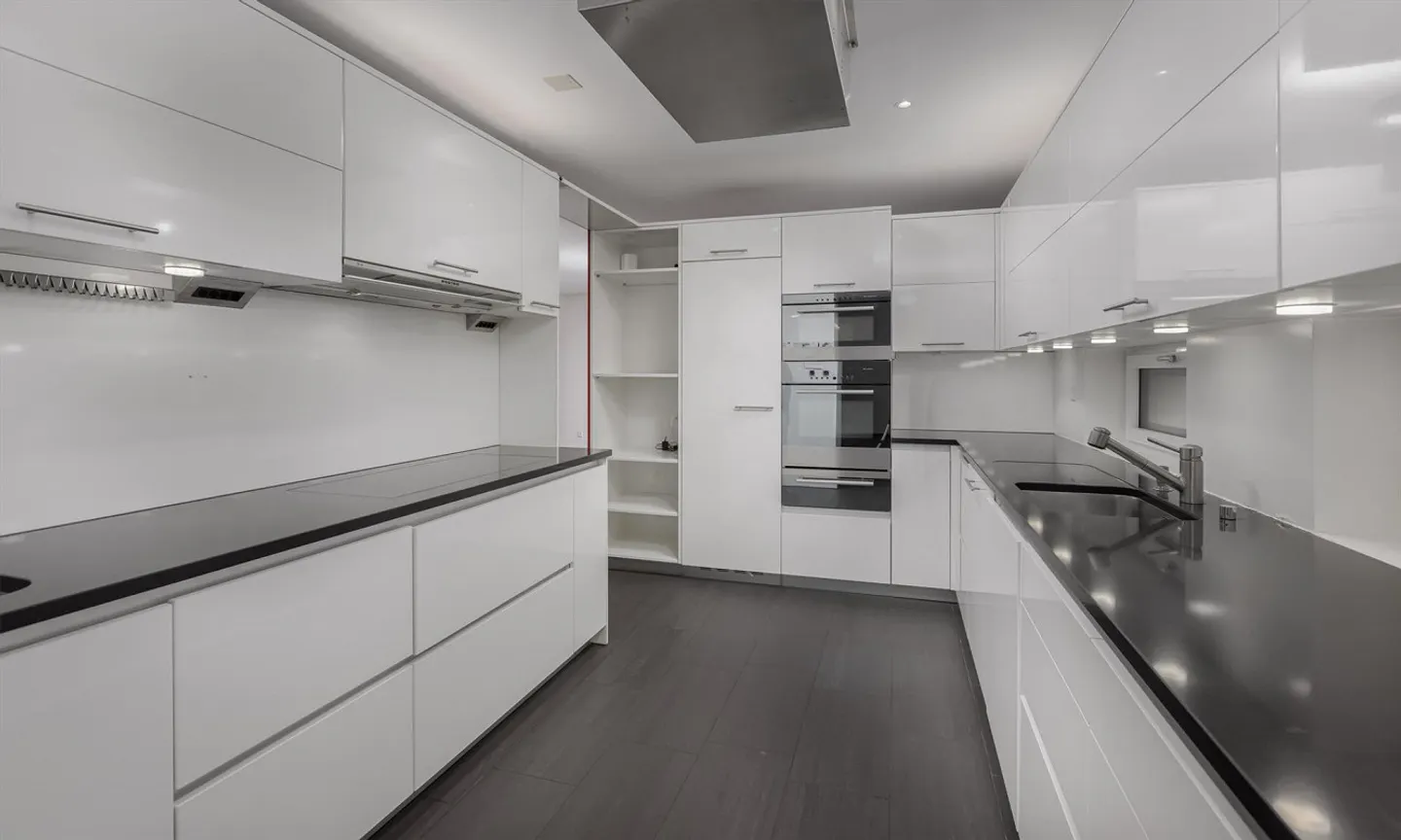 STUNNING AND SPACIOUS 6.5 ROOM VILLA IN THE GREEN AT PONTE CAPRIASCA - Photo 4 of 9