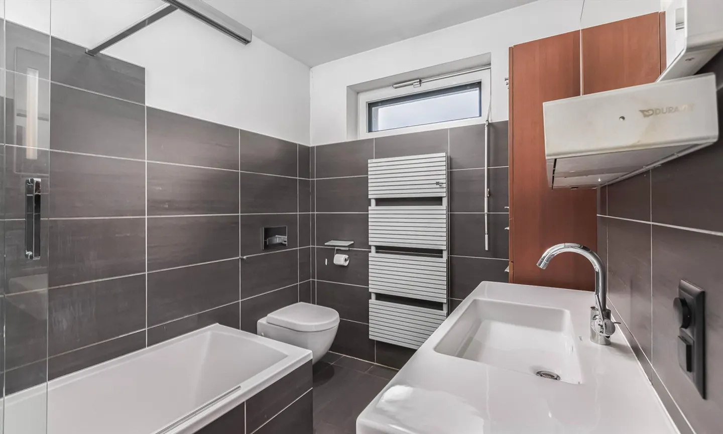 STUNNING AND SPACIOUS 6.5 ROOM VILLA IN THE GREEN AT PONTE CAPRIASCA - Photo 8 of 9