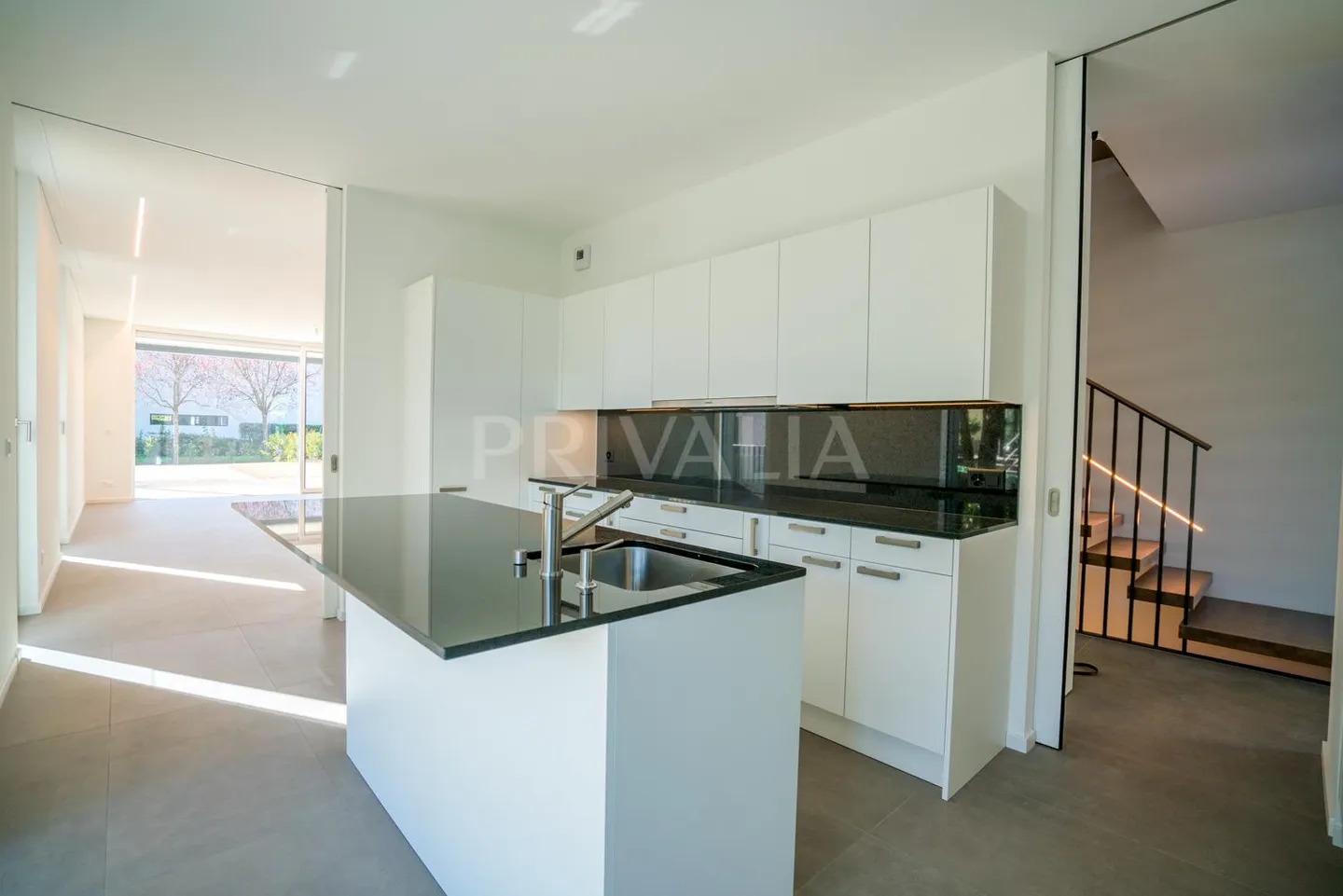 Splendida villa contemporanea progettata da un architetto in un'area residenziale di Chêne - Foto 3 di 10