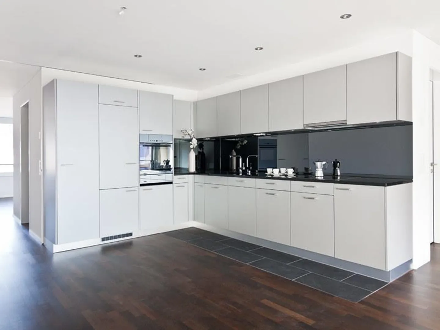 3.5 room apartment in a central location - Photo 3 of 8