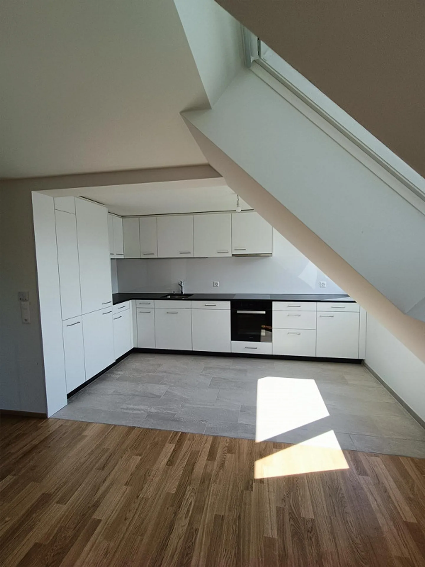 Attico di 3,5 locali: vista mozzafiato e splendido balcone - Foto 2 di 9