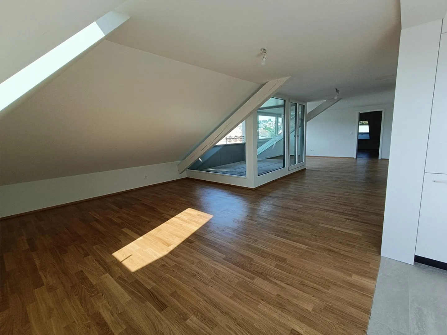 Attico di 3,5 locali: vista mozzafiato e splendido balcone - Foto 4 di 9