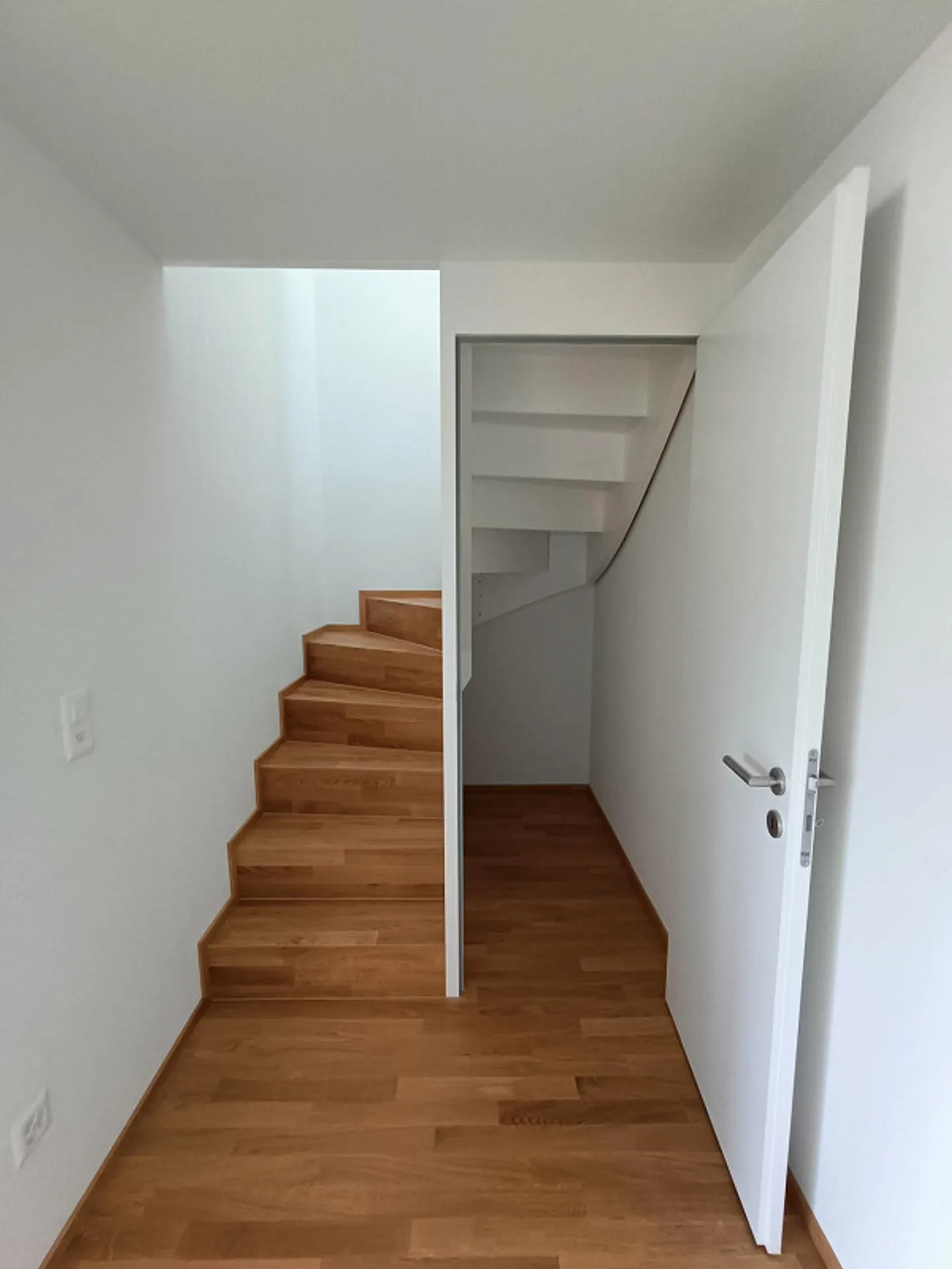 Attico di 3,5 locali: vista mozzafiato e splendido balcone - Foto 5 di 9