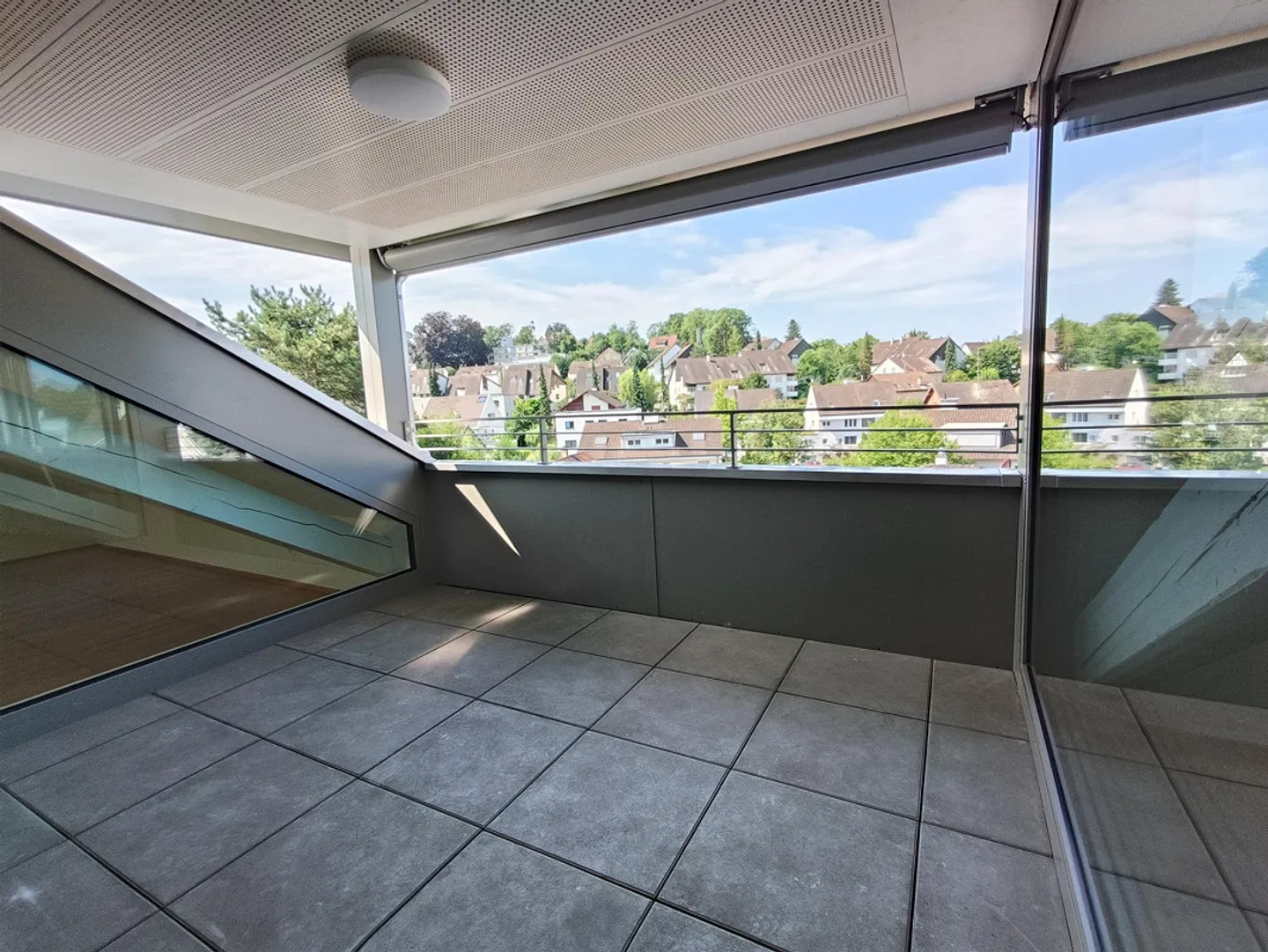 Attico di 3,5 locali: vista mozzafiato e splendido balcone - Foto 9 di 9