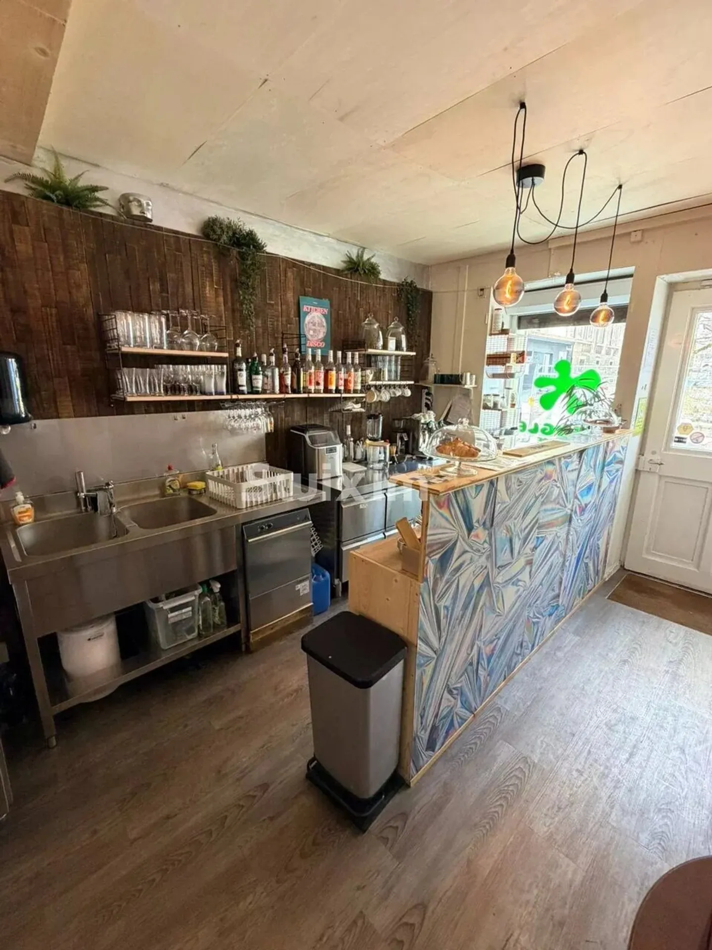 Café culturel avec terrasse - Photo 1 sur 4