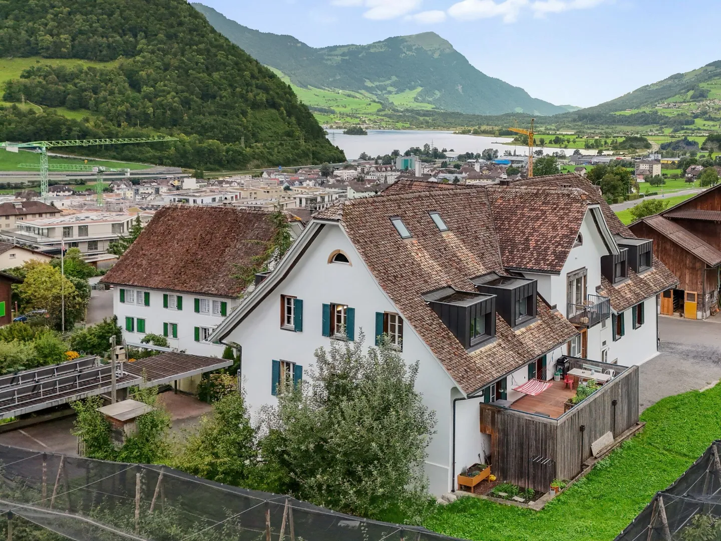 Appartamento attico elegante con vista sui Mythen, sul lago e sul verde lussureggiante - Foto 1 di 17