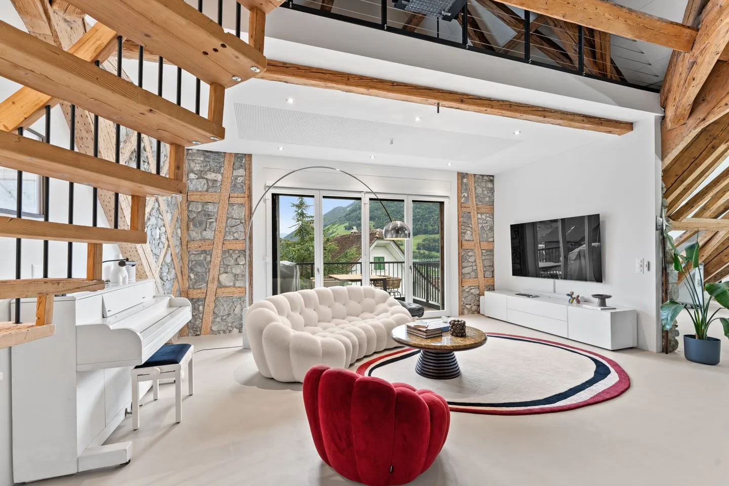 Appartamento attico elegante con vista sui Mythen, sul lago e sul verde lussureggiante - Foto 4 di 17