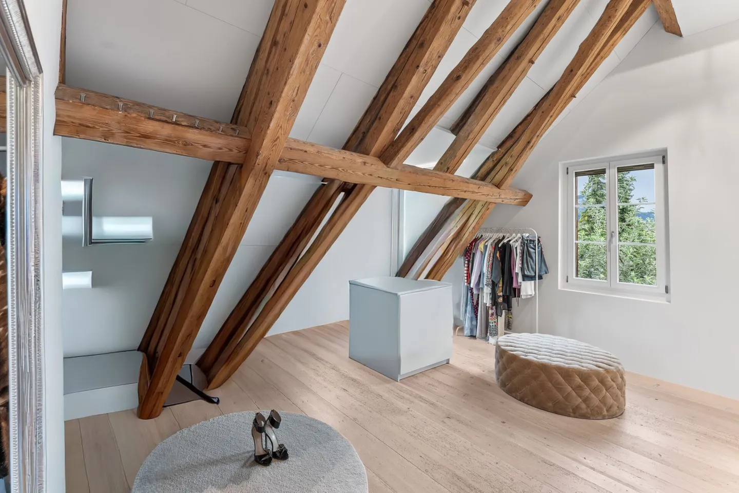 Appartamento attico elegante con vista sui Mythen, sul lago e sul verde lussureggiante - Foto 11 di 17