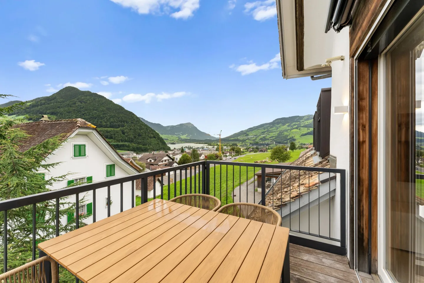 Appartamento attico elegante con vista sui Mythen, sul lago e sul verde lussureggiante - Foto 6 di 17