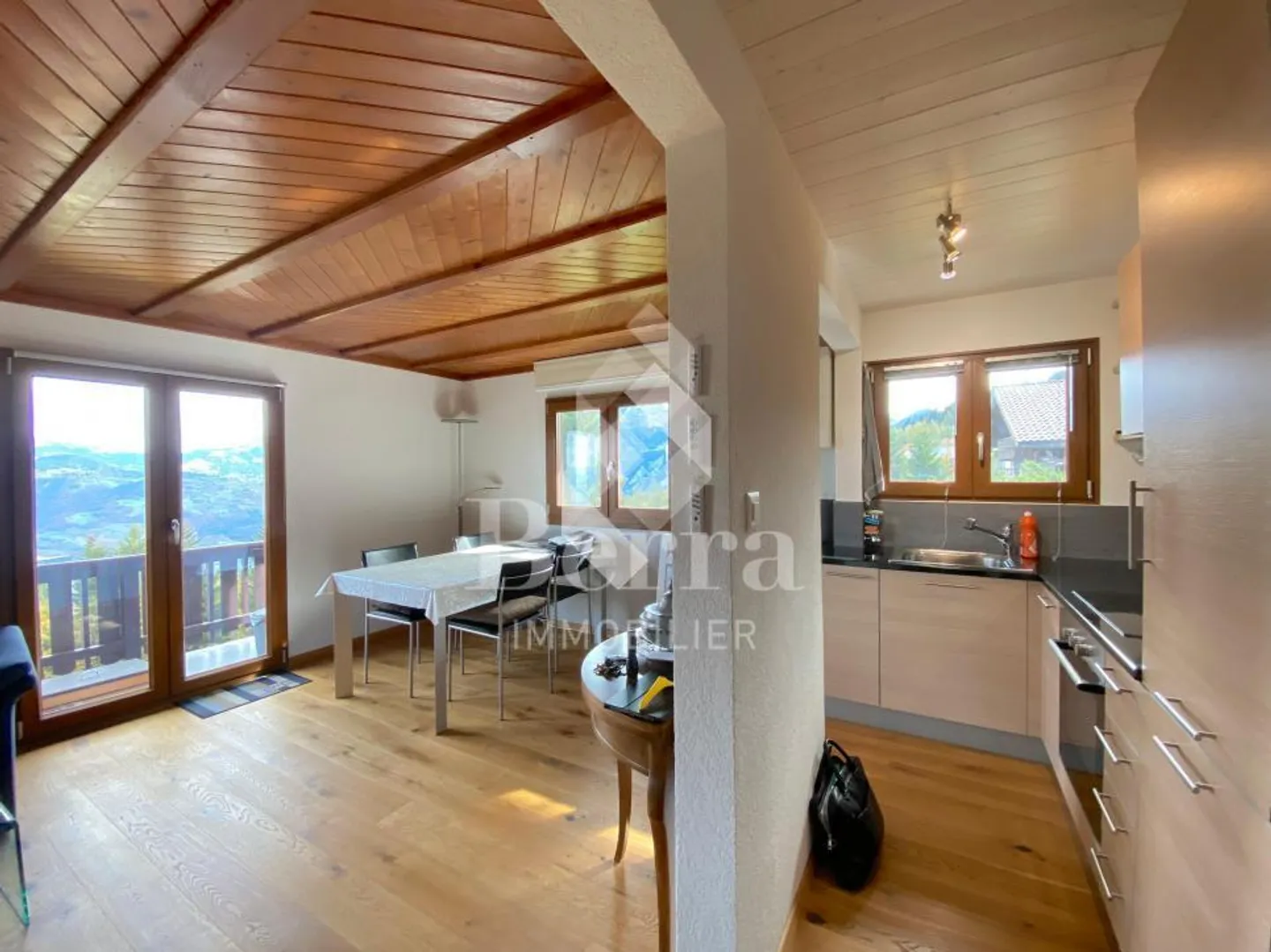 Schönes renoviertes Chalet mit unabhängigem Studio und Panoramablick auf den Genfer See - Foto 3 von 13