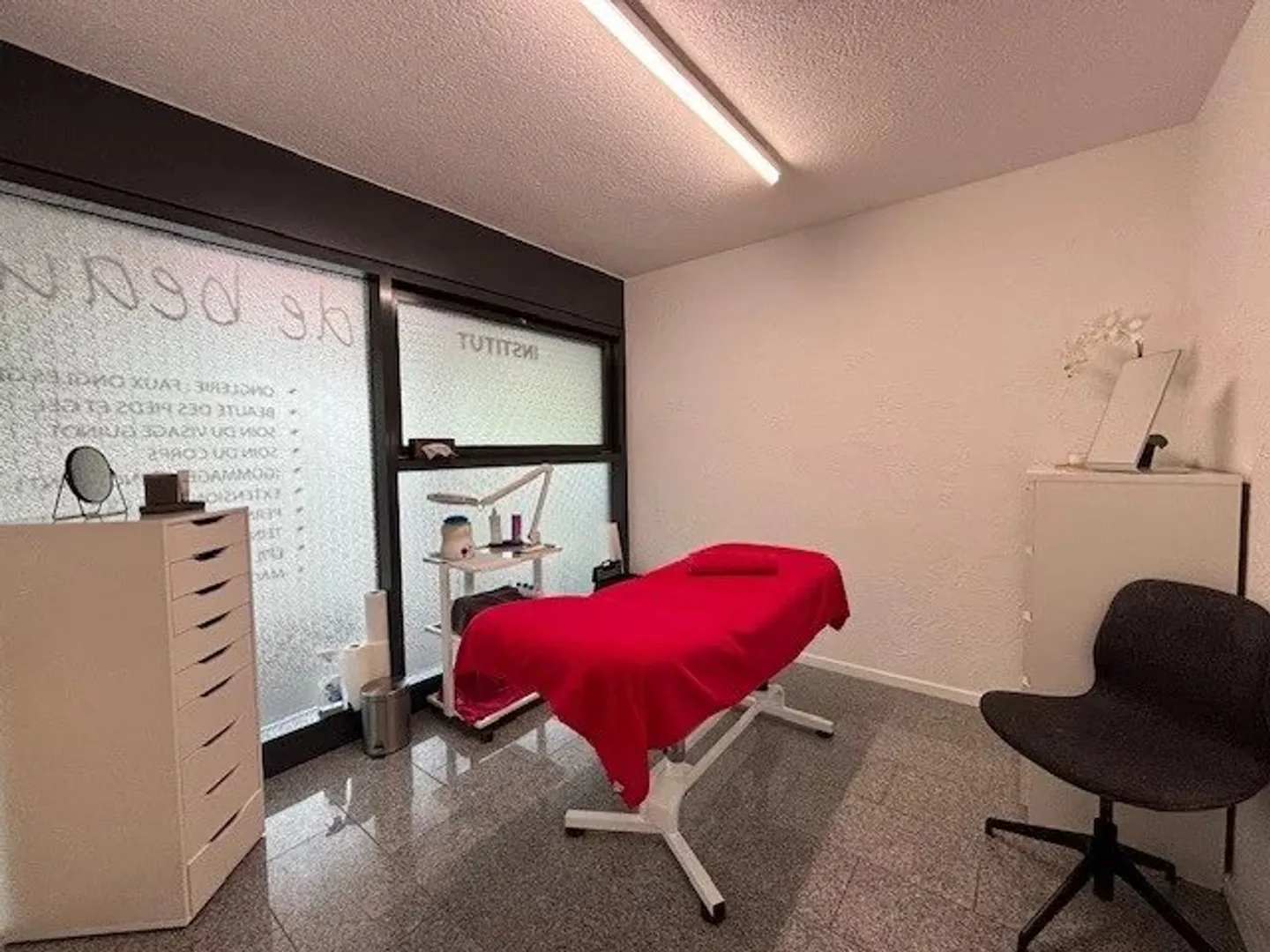 Gewerbefläche mit bestehender Aktivität und hervorragender Rentabilität - Foto 4 von 7
