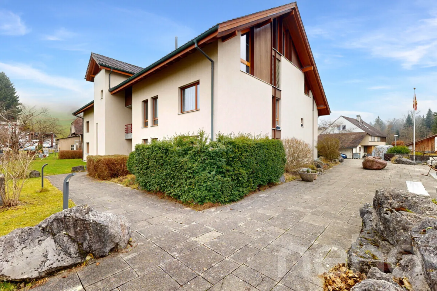 Bright 4.5-room apartment with fireplace, balcony, green view. Near Thun. - Photo 1 of 12