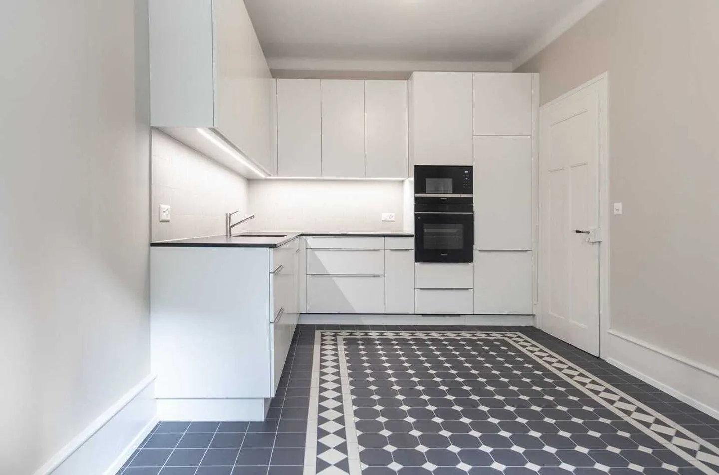 Charming Renovated Apartment - Photo 6 of 13