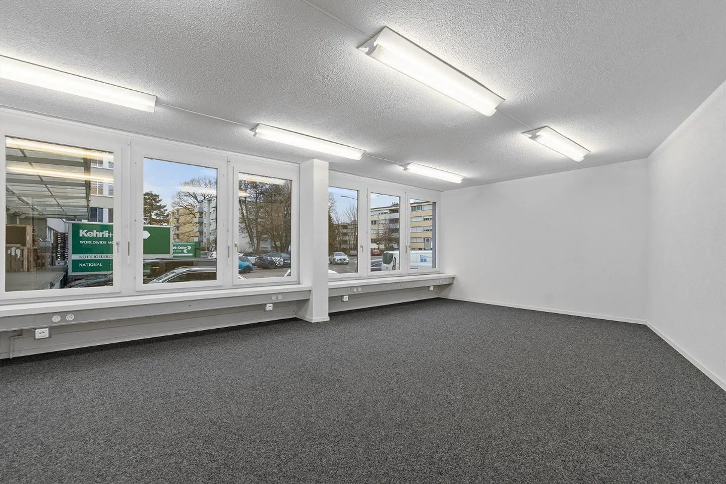 Your business premises in a central location - Photo 2 of 7