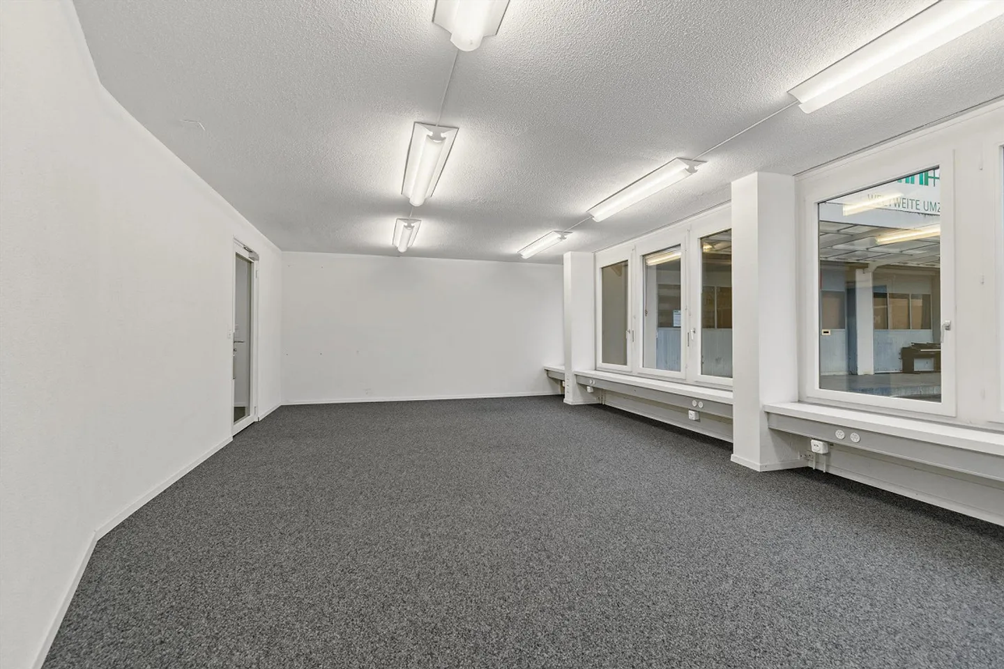 Your business premises in a central location - Photo 4 of 7