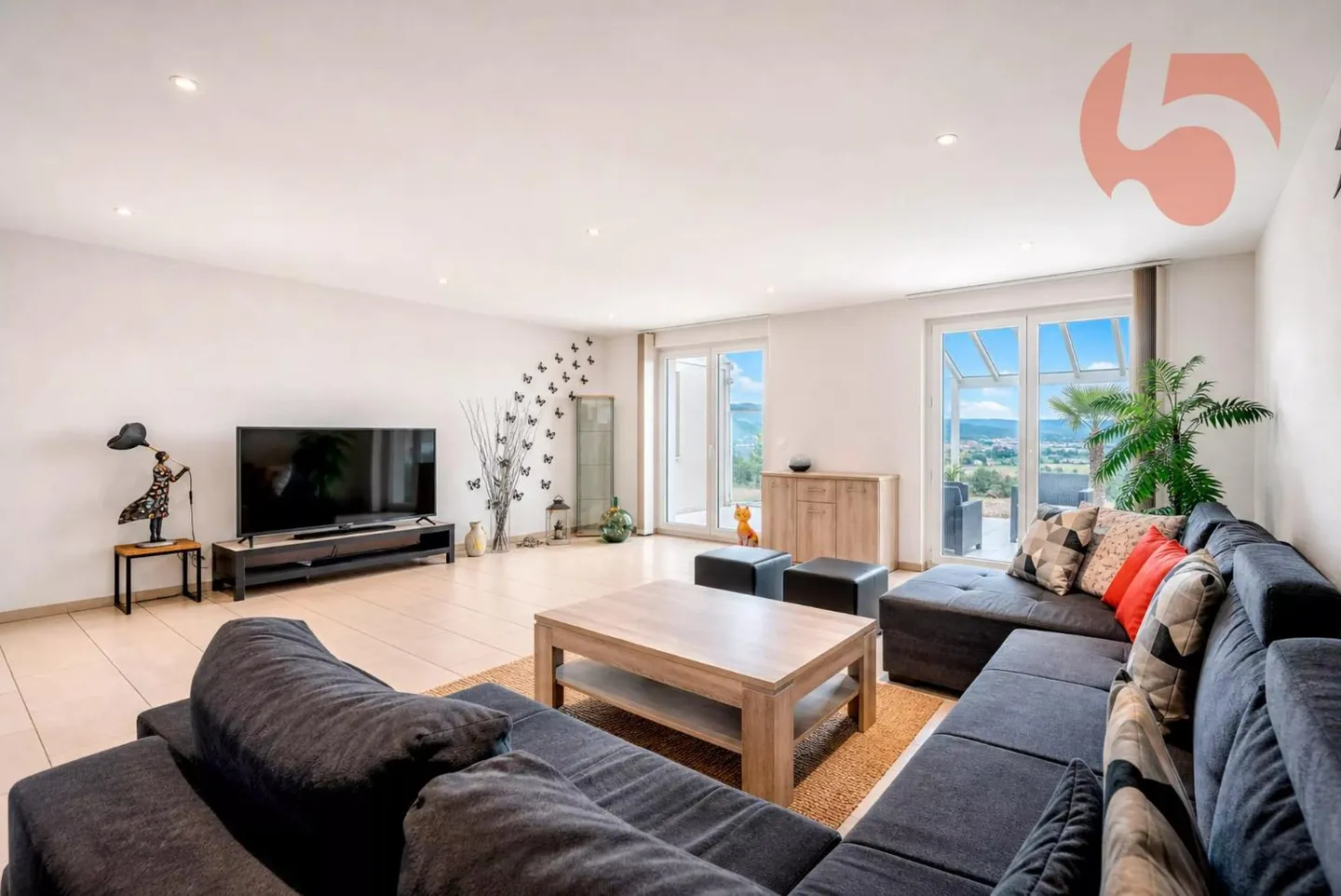 Magnificent 4.5-Room Villa with Panoramic View of the Jura and Surrounding Landscape - Photo 5 of 13