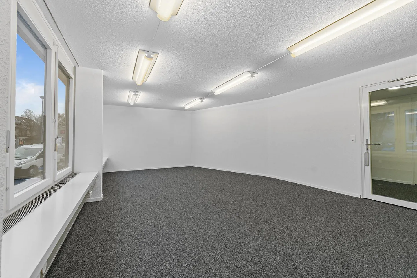 Your business premises in a central location - Photo 3 of 7