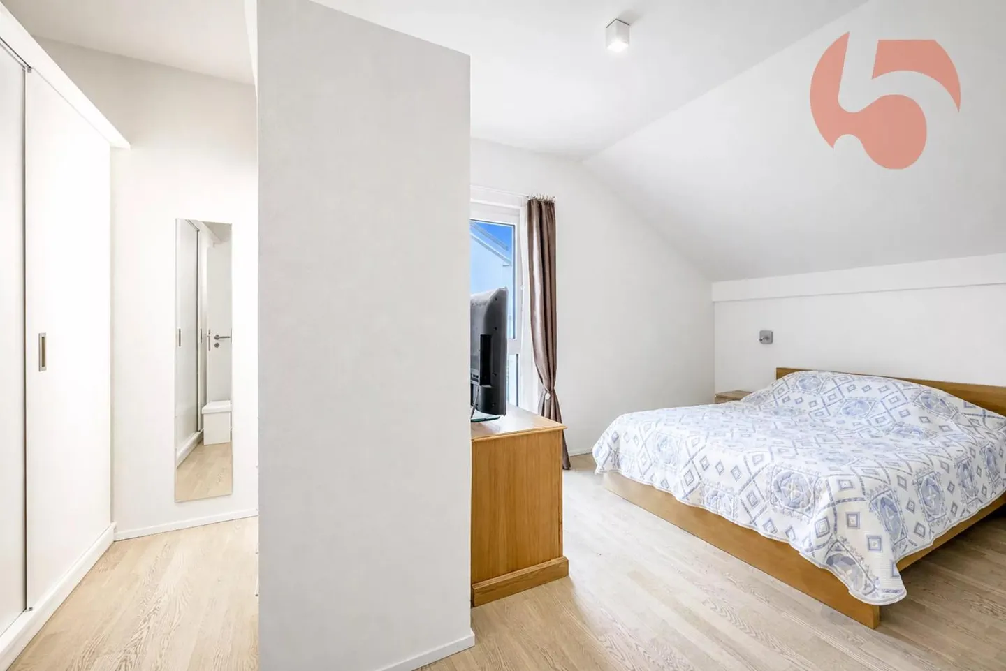 Magnificent 4.5-Room Villa with Panoramic View of the Jura and Surrounding Landscape - Photo 11 of 13