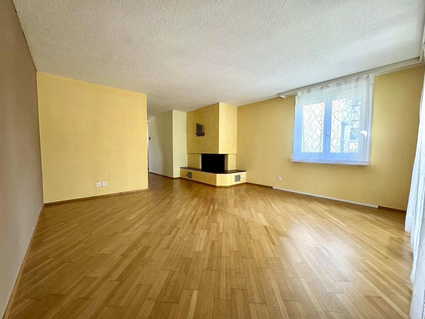 Offre exceptionnelle avec ascenseur, beaucoup d'espace et grand balcon - Photo 2 sur 9